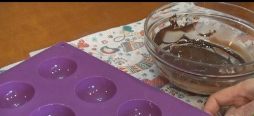 1. Этап. Шоколадные бомбочки с маршмэллоу: Теперь приступим к изготовлению шаров. Распределяем шоколад по форме, мне удобнее это делать с помощью синтетичной кисти, можно ложкой. Покрываем первый слой шоколада, оставим на 5 минут.