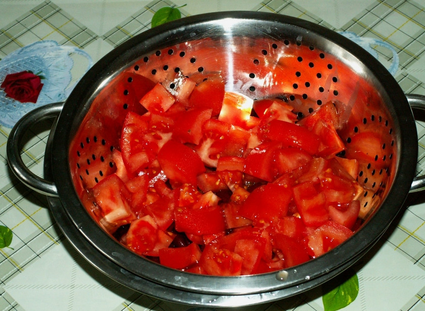 1. Этап. Cалат с копченой куриной грудкой: 3. На время подготовки остальных ингредиентов помидоры можно также отправить в дуршлаг, чтобы салат с копченой куриной грудкой в домашних условиях не был слишком влажным.