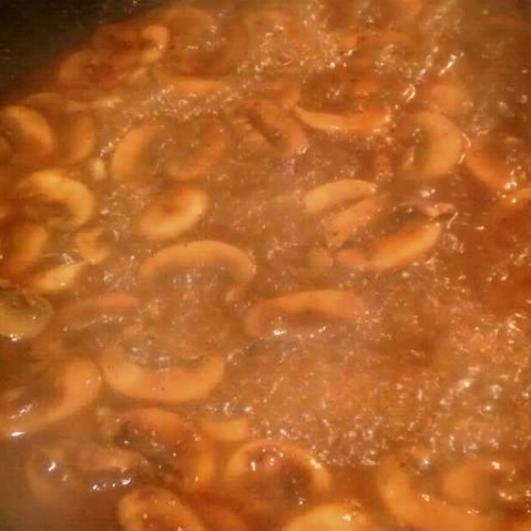 1. Этап. Медальон из говядины: Когда вино выпарится почти полностью, вливаем в сковороду куриный бульон. Выпариваем бульон наполовину.