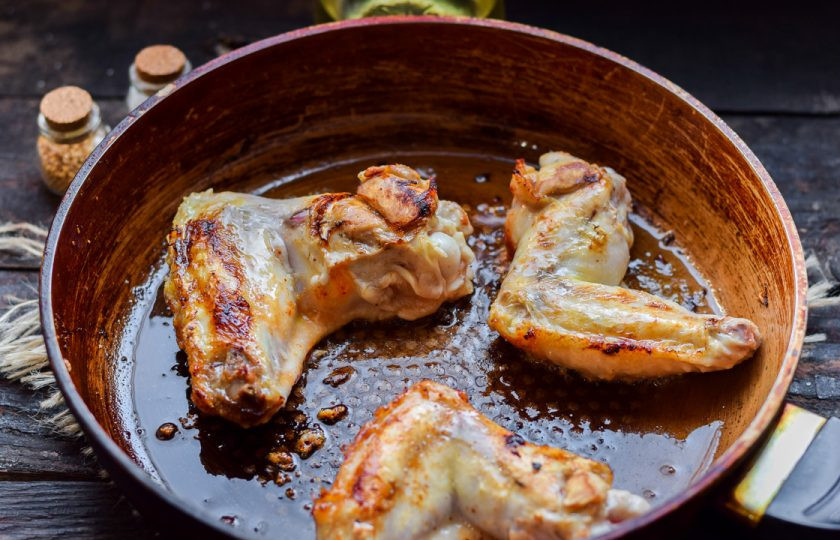 1. Этап. Сладко-острые крылышки: Жарьте крылышки по 6-7 минут с каждой стороны на умеренном огне.