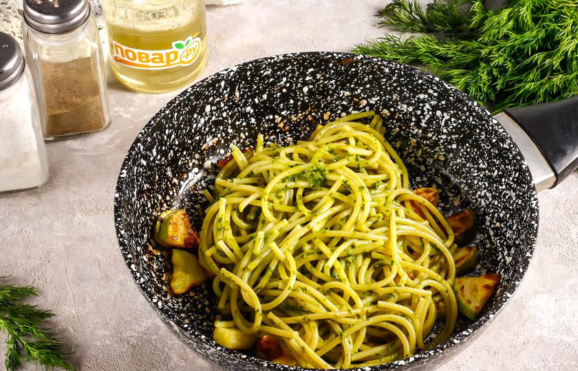 1. Этап. Паста с кабачками и песто: Выложите красочную пасту на сковороду к кабачкам и прогрейте все вместе 1 минуту. По кухне сразу поплывет неимоверный аромат чеснока и пряной зелени!