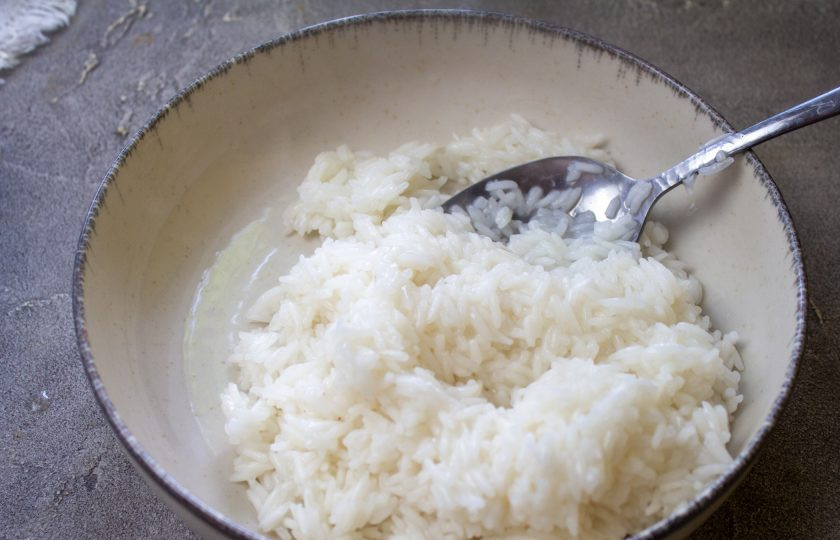 1. Этап. Перец фаршированный рисом и сыром: Рис хорошо промойте и отварите до полуготовности. Переложите в подходящую посуду и немного остудите.