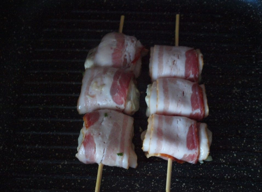 1. Этап. Куриный шашлык в сметане: 5. Приготовить такие шашлыки можно на гриле или в духовке. Их нужно обжарить с двух сторон до аппетитной корочки. Подавать к столу их можно с овощами.