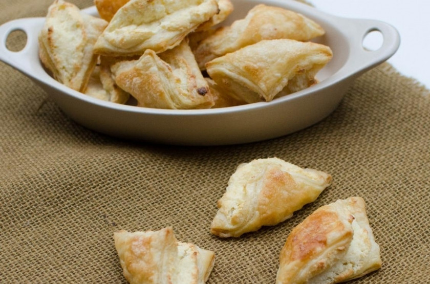 1. Этап. Слойки с творогом: Выпекать 25 минут при 180 градусах.