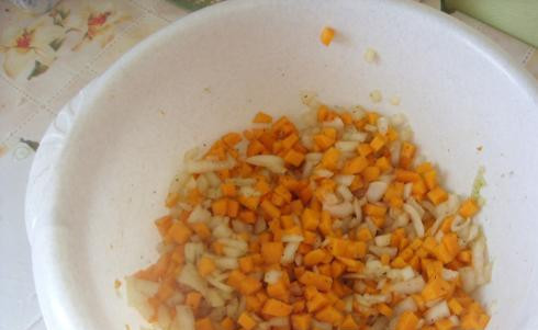 1. Этап. Манты по-таджикски: 1. Все ингредиенты для начинки - тыкву, лук и курдючное сало нарезаем мелким кубиком. Добавим специи, соль и перец.