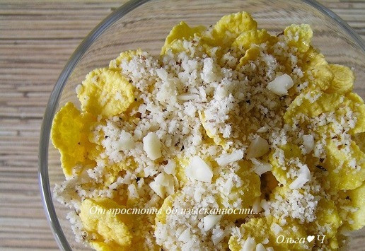 1. Этап. Кукурузные хлопья с орехами: Посыпьте измельченными орехами.