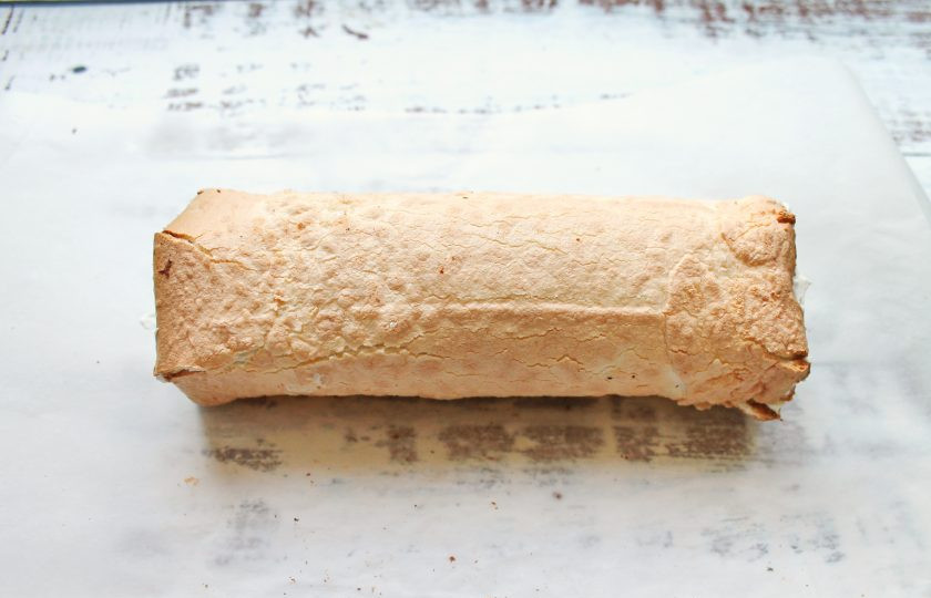 1. Этап. Меренговый рулет с мандаринами: Аккуратно сверните меренговый корж в рулет, украсьте и уберите в холодильник на 1-2 часа.