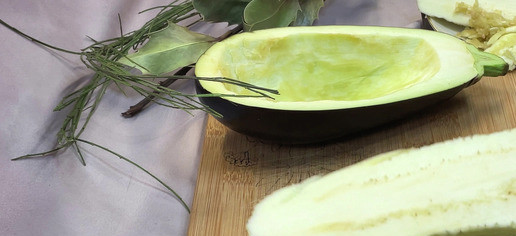 1. Этап. Запечённые баклажаны с фетой и яйцом: выбираем сердцевину из баклажана