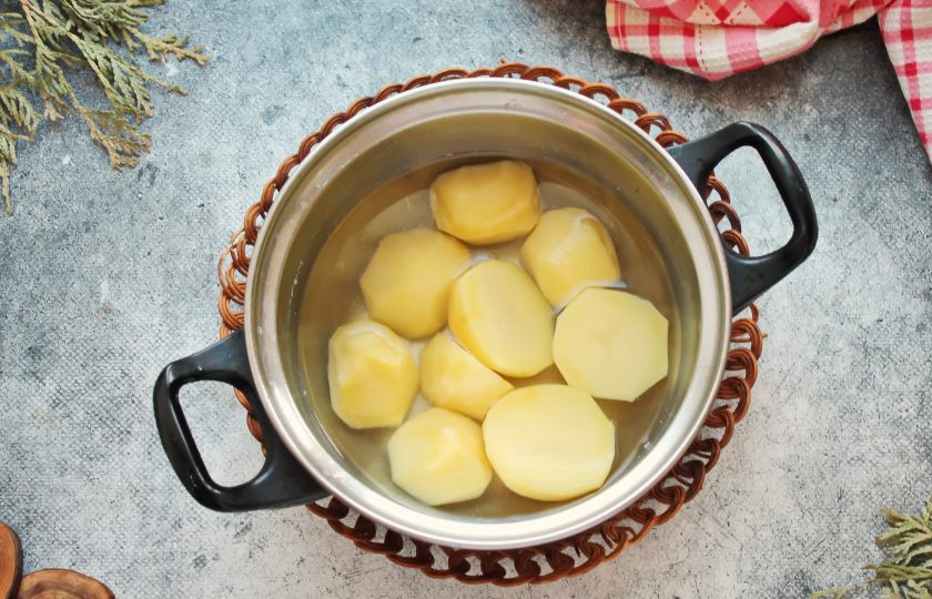 1. Этап. Лакский хинкал: Выложите картофель в кастрюлю, залейте холодной водой, посолите и поставьте на средний огонь. Доведите воду до кипения и варите на среднем огне, пока картофель не сварится. Слейте из кастрюли отвар и закройте картошку крышкой.