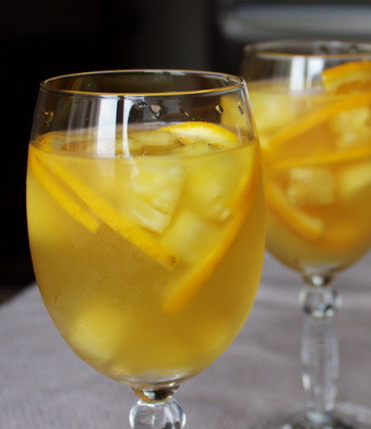 1. Этап. Пунш классический рецепт: 4. Спустя указанное время достаем пунш из холодильника и разливаем по бокалам. Для фуршета или угощения друзьям - это идеальное решение.