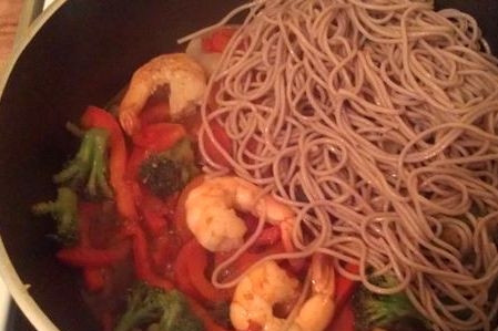 1. Этап. Соба с морепродуктами: А теперь добавляем лапшу, перемешиваем и даем блюду хорошо прогреться. Вот и все!