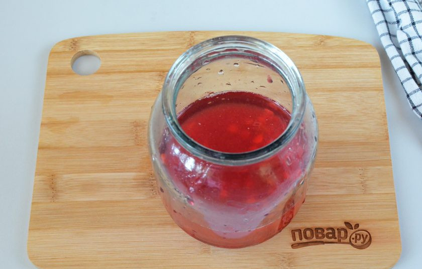 1. Этап. Ликер из калины: Закройте плотно капроновой крышкой и оставьте в темном шкафу настаиваться на 10 дней.