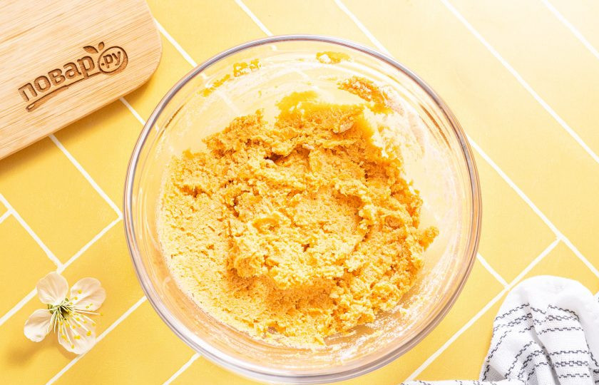 1. Этап. Конфеты из батата: Все перемешайте до однородности. Если масса получается слишком жидкой, добавьте больше муки. Уберите в холодильник на полчаса или дольше, чтобы масса стала плотнее.