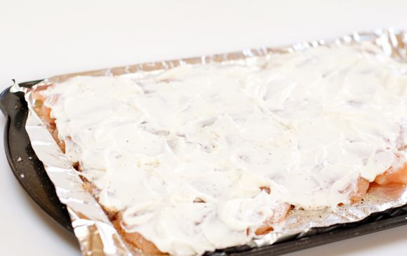 1. Этап. Куриная грудка в сметане: 4. Поверхность грудки обильно смазать сметанным соусом. Один совет - лучше сделать двойную порцию соуса, чтобы половиной покрыть курочку, а вторую подать к столу.