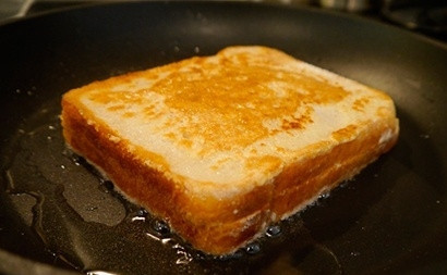 1. Этап. Новогодний салат с яблоком: 4. Ломтик хлеба обжарим на растительном масле с двух сторон. Остудим, затем вырежем из него звезду.