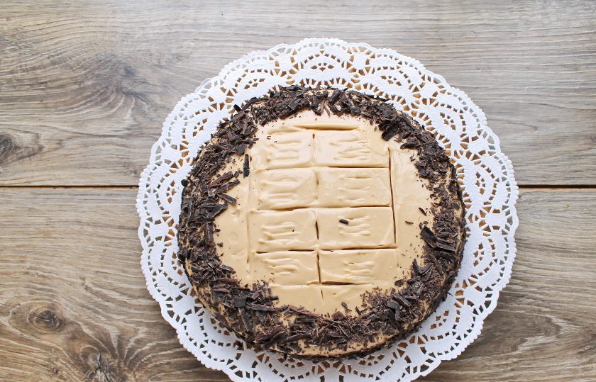 1. Этап. Торт Ириска с вареной сгущенкой: Покройте верх и бока торта оставшимся кремом и выровняйте. Украсьте торт шоколадом и уберите в холодильник на 2-3 часа для пропитывания.