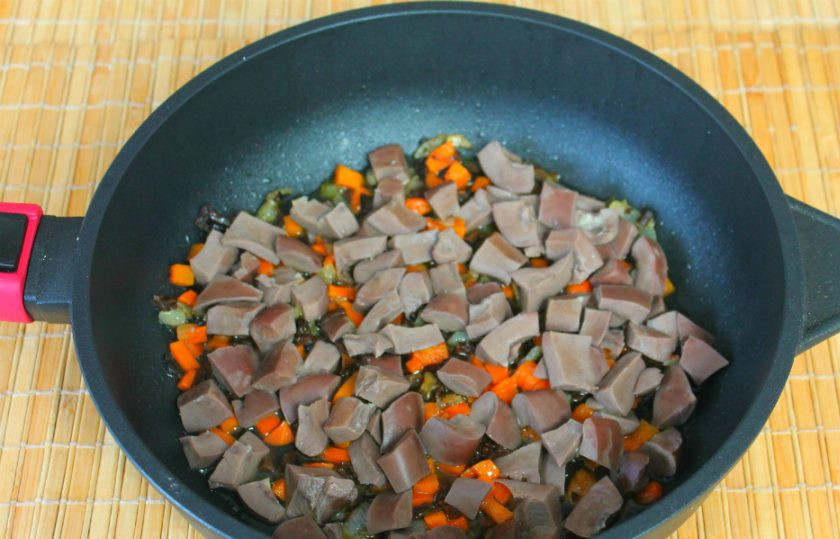 1. Этап. Тушеные свиные почки: Далее, пересыпаем почки в сковороду к овощам и грибам. Готовим на малом огне, под крышкой около 7 минут. После выключения добавляем пропущенный через пресс чеснок.