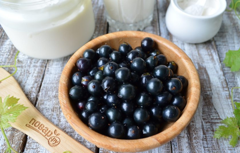 1. Этап. Сладкий холодник: Ягоды переберите, тщательно вымойте и оборвите хвостики.