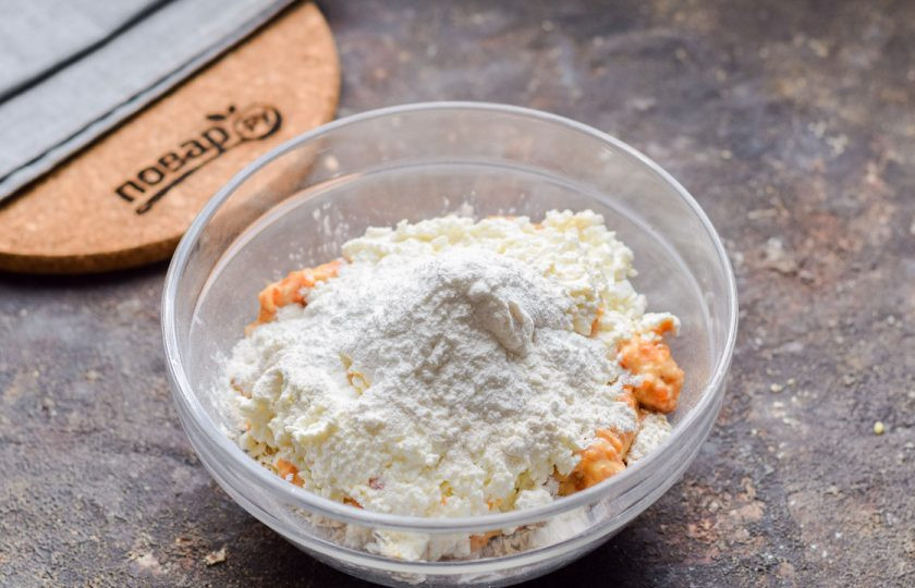 1. Этап. Творожное печенье с курагой: Добавьте творог и разрыхлитель теста. Перемешайте все хорошо.