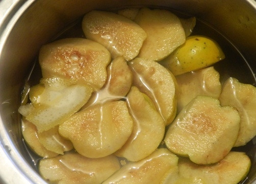 1. Этап. Айва в ванильном сиропе: Перекладываем айву в сироп, доводим до кипения на маленьком огне, накрываем крышкой и варим айву 30 минут.