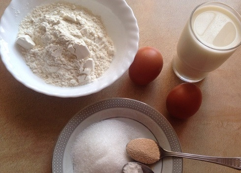 1. Этап. Оладьи на молоке и дрожжах: Подготовим все ингредиенты. Подогреем молоко.