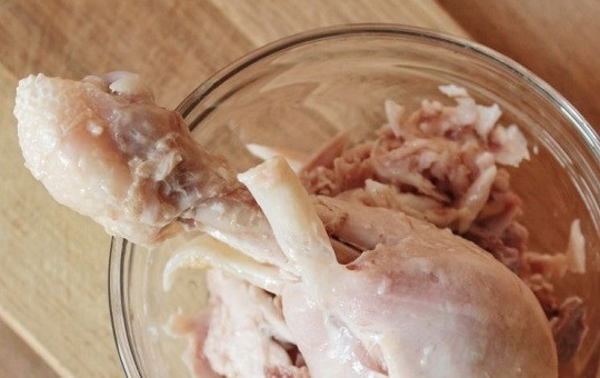 1. Этап. Борщ с курицей и свеклой: 2. Готовую курочку аккуратно достаньте, остудите и отделите от костей.