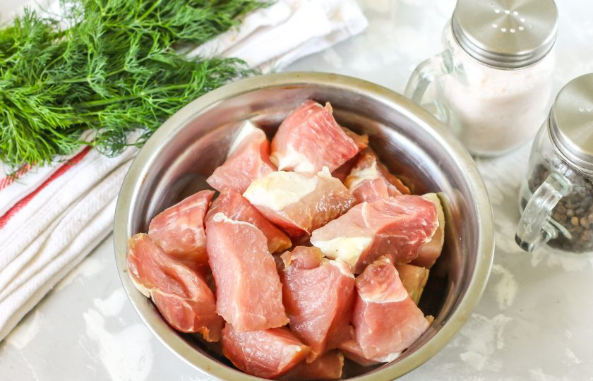 1. Этап. Свинина в соевом соусе в мультиварке: Свинину выберите с небольшими сальными прожилками - при жарке сало вытопится, а мясо его впитает и не будет сухим на вкус. Промойте мясо в воде, нарежьте порционными кусочками.