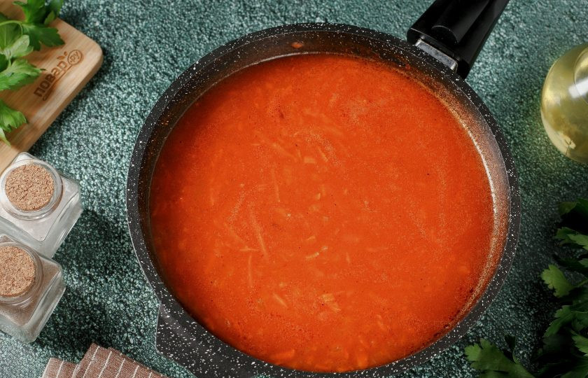 1. Этап. Подлива классическая: Готовьте на небольшом огне около 5 минут, до загустения.