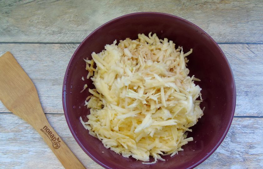 1. Этап. Тертый яблочный джем: Удалите сердцевину. Чистый вес яблок после обработки составил 700 грамм. Натрите яблоки на крупной терке.