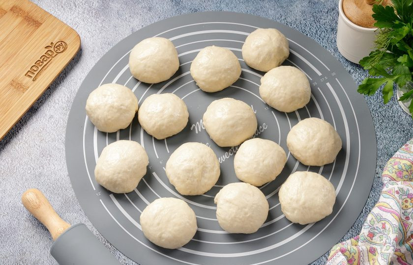 1. Этап. Дрожжевые беляши на воде: Разделите тесто на 14 частей.