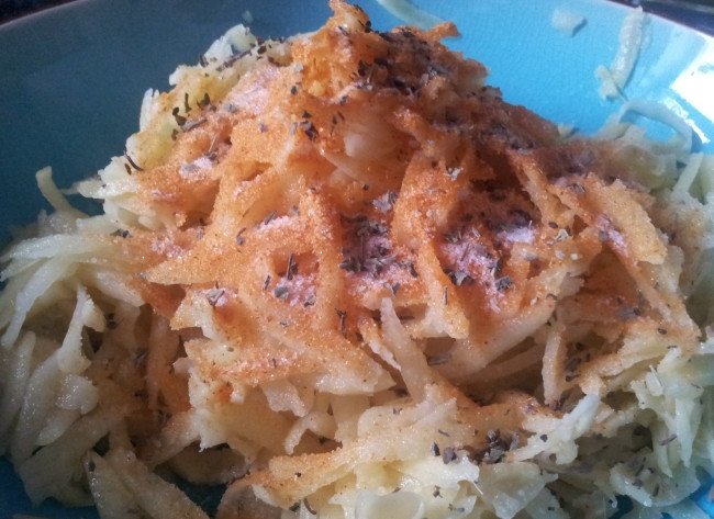 1. Этап. Драники в мультиварке: Теперь добавляем к тертому картофелю и луку соль и специи, хорошенько перемешиваем и оставляем на пару минут.