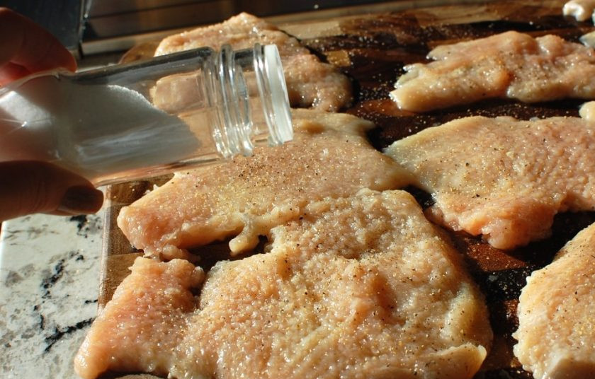 1. Этап. Куриные грудки с сыром в духовке: 3. Посолите и поперчите мясо со всех сторон.