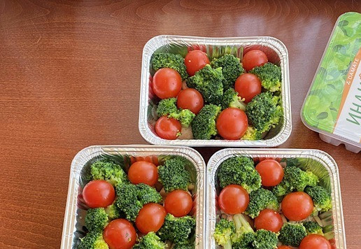 1. Этап. Запеканка с брокколи и индейкой: Сверху на индейку с грибами, распределите брокколи и помидоры черри.