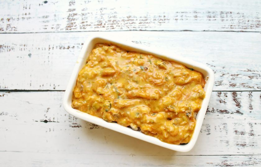 1. Этап. Мясо по-крестьянски: Залейте поверх мяса сырную массу.