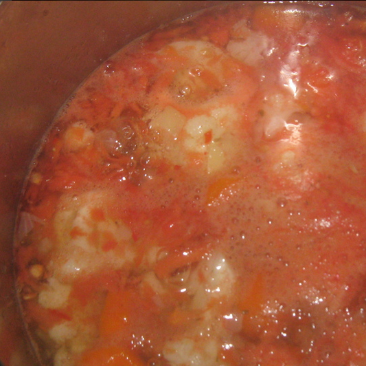 1. Этап. Диетический суп из цветной капусты: 2.Томаты освобождаем от шкурки и перетираем в пюре. Когда суп закипит еще раз, добавим томатное пюре, специи, и вновь доведем до кипения.