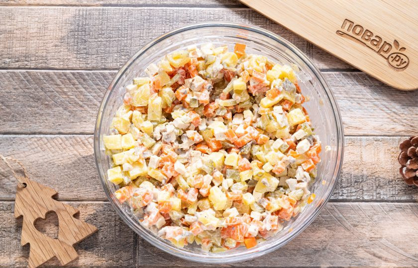 1. Этап. Вегетарианский салат Змея: Заправьте салат постным майонезом, посолите и поперчите по вкусу. Все перемешайте.