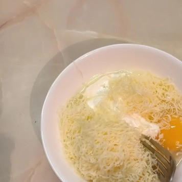 1. Этап. Запеканка из курицы с помидорами: Отдельно смешать оставшуюся сметану, яйца и сыр, натертый на мелкой терке.