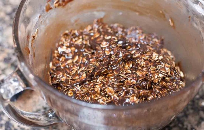 1. Этап. Печенье без выпечки: 3. Добавьте овсяные хлопья быстрого приготовления и снова размешайте смесь.