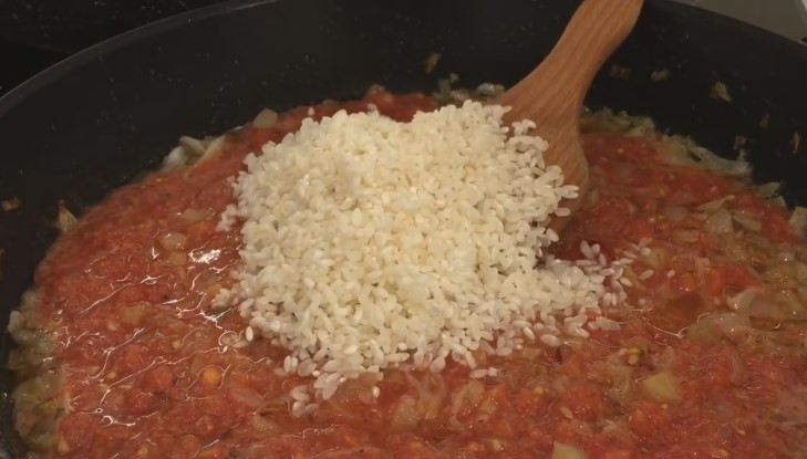 1. Этап. Голубцы в виноградных листьях: 6. Промойте рис под проточной водой, а затем добавьте его в сковородку, залейте 0,5 стакана воды. Посолите и тушите на медленном огне до готовности риса.