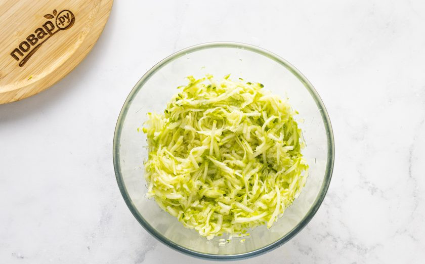 1. Этап. Веганская запеканка из кабачков с тофу: Кабачок натрите на терке. Слегка подсолите, перемешайте и оставьте на 15 минут.