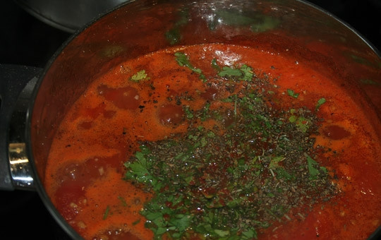 1. Этап. Томатный суп-пюре для похудения: Листья зелени измельчаем и высыпаем их в кастрюлю, добавляем специи. Теперь варим все 5 минут, а затем выключаем огонь и доводим томаты до состояния пюре при помощи блендера. К тому времени наш бульон будет готов, поэтому смешиваем его с помидорной кашицей, солим, ставим на огонь и доводим до кипения. Наш суп готов, приятного аппетита!