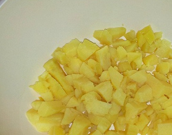 1. Этап. Желейный салат с яйцами и овощами: Отварите картофель «в мундирах», очистите и порежьте.