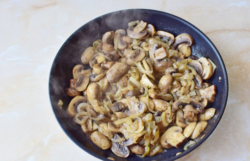 1. Этап. Шампиньоны с луком: Посыпьте грибы солью и специями на свой вкус.