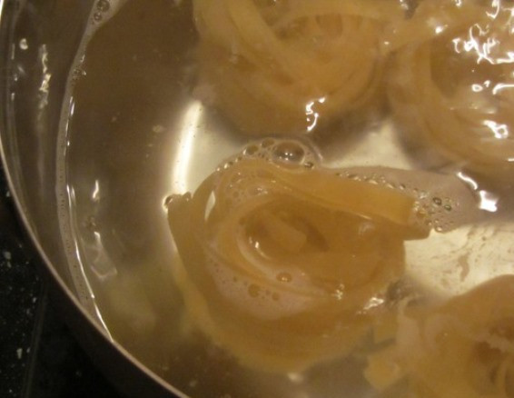 1. Этап. Жульен с макаронами: Отварите в подсоленной воде макаронные гнезда.