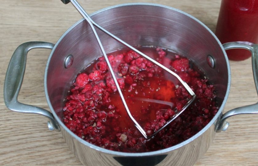 1. Этап. Малиновый мармелад: В кастрюлю наливаем воду и выкладываем малину. Подогреваем и толчем ягоды.