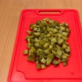 1. Этап. Постная солянка: Соленые огурцы нарезаем кубиками.