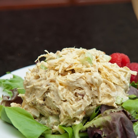 1. Этап. Салат из курицы с сельдереем: 6. Подавайте салат из курицы с сельдереем в пите или на салатных листьях. Приятного аппетита!