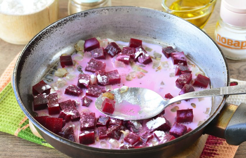 1. Этап. Свекла в сливочном соусе: Влейте сливки, добавьте специи по вкусу. Тушите свеклу на тихом огне 1-2 минуты, затем всыпьте чуть муки, перемешайте, сливки станут более густыми.