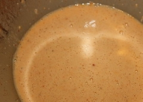 1. Этап. Семга в кляре: Готовим кляр: в муку добавляем теплое пиво, размешиваем, вливаем взбитые яйца, солим по вкусу.