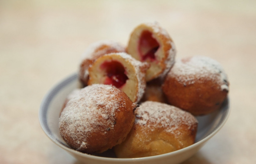 1. Этап. Пончики с вишней: При подаче посыпаем пончики сахарной пудрой. Наслаждаемся нежным вкусом пышной выпечки! Приятного аппетита!